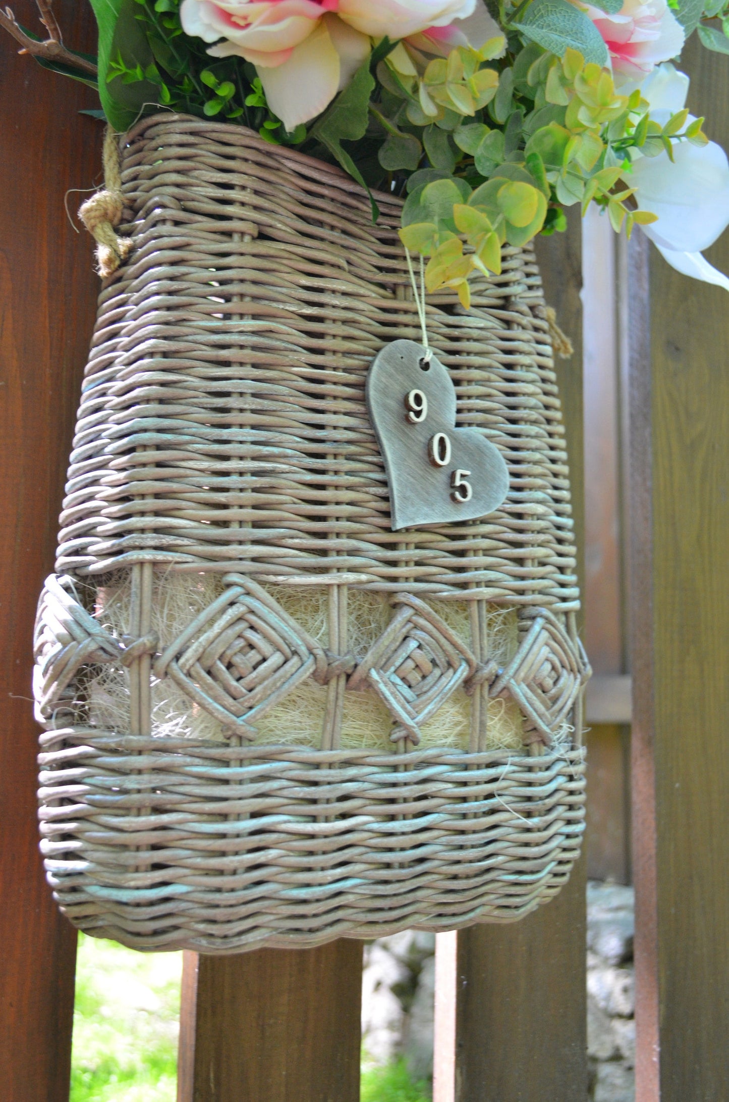 誕生日のフラワーギフトに 海外のおしゃれなフラワーアレンジメント 玄関に飾りたい枝編み細工のフラワーバスケット(フェイクグリーン)