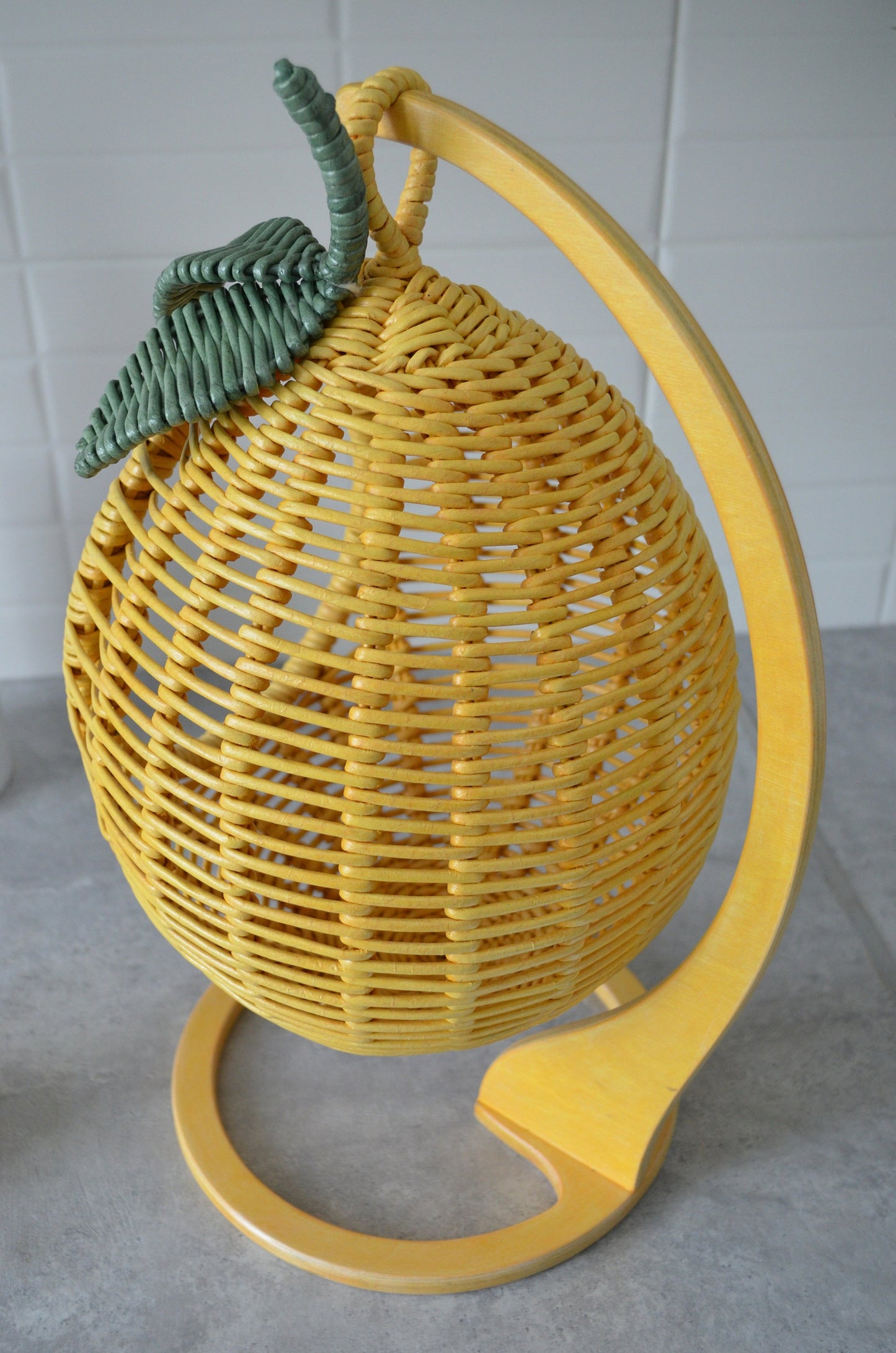果物を収納するフルーツバスケット 枝編み細工のレモン型