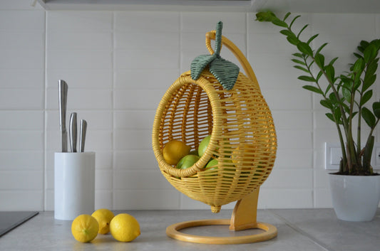 果物を収納するフルーツバスケット 枝編み細工のレモン型