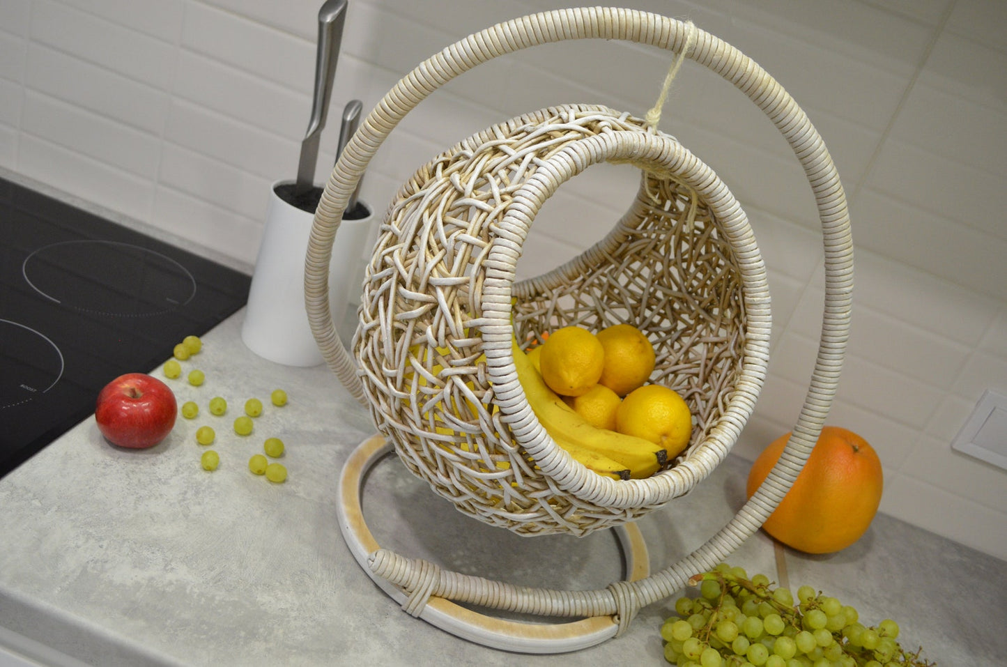 旬のフルーツや玉ねぎ、じゃがいもを新鮮に保管するバスケット 枝編み細工のおしゃれ編み