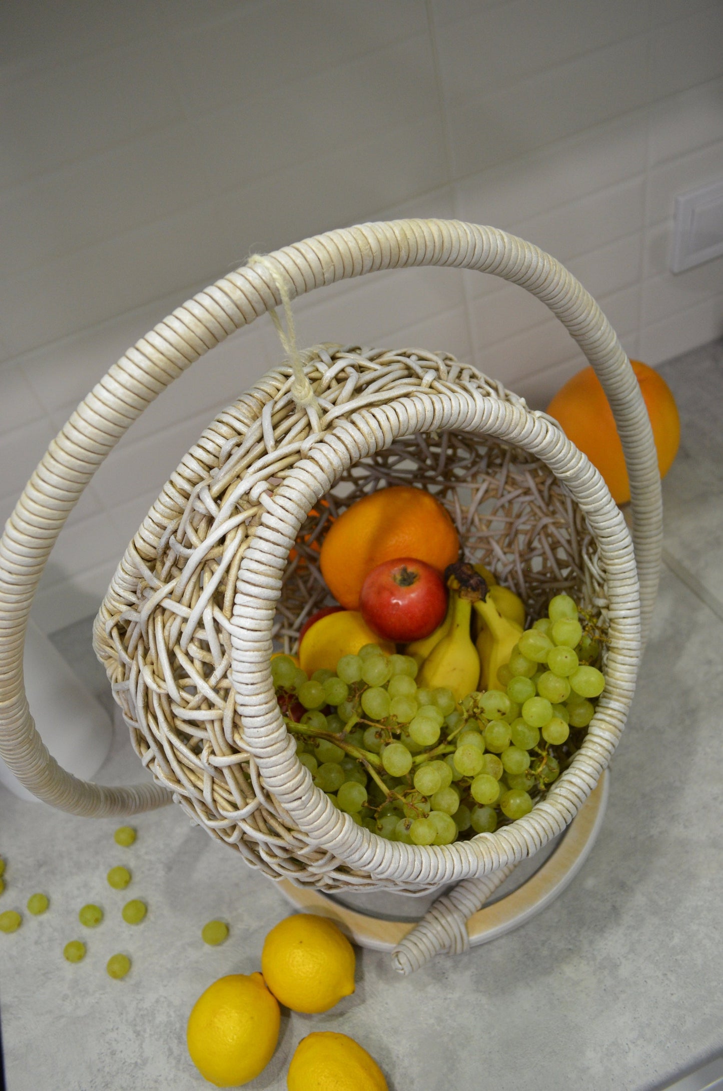 旬のフルーツや玉ねぎ、じゃがいもを新鮮に保管するバスケット 枝編み細工のおしゃれ編み