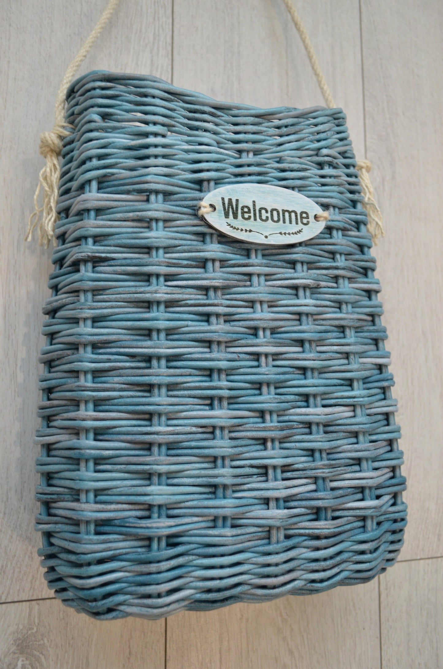 玄関のドアや壁紙の装飾におしゃれな枝編み細工ブルーのフラワーベース(バスケットのみ)
